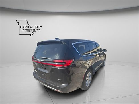 New 2026 Chrysler Pacifica Select image 9