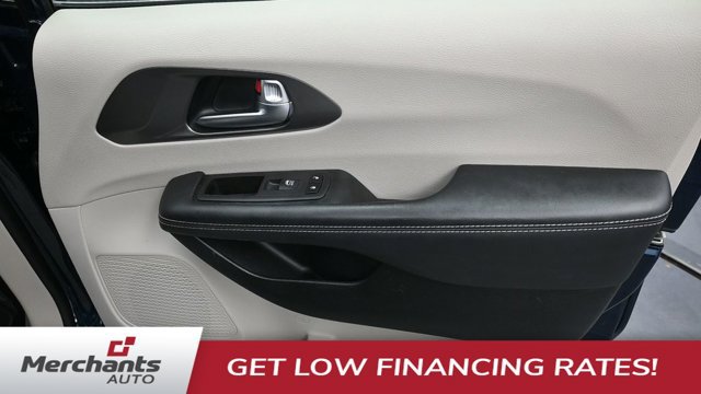Used 2023 Chrysler Pacifica Touring-L FWD image 10