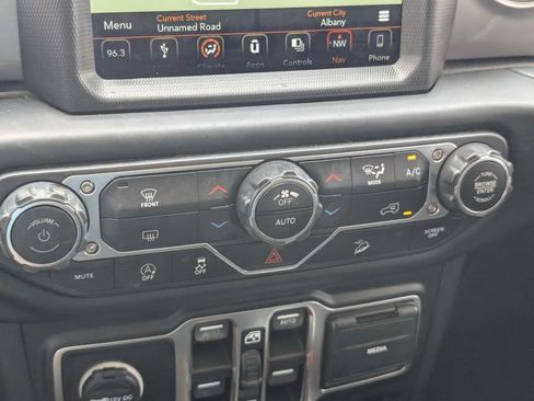 Used 2019 Jeep Wrangler Unlimited Sahara w/ Uconnect 4C Nav & Sound Group AWD/4WD image 20
