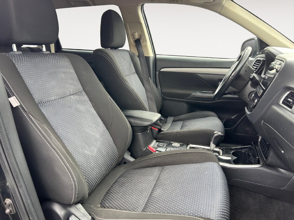 Used 2018 Mitsubishi Outlander SE AWD/4WD image 15