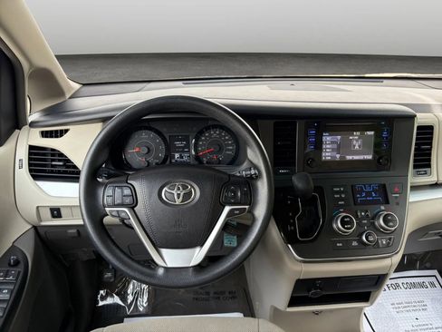 Used 2017 Toyota Sienna L FWD image 27