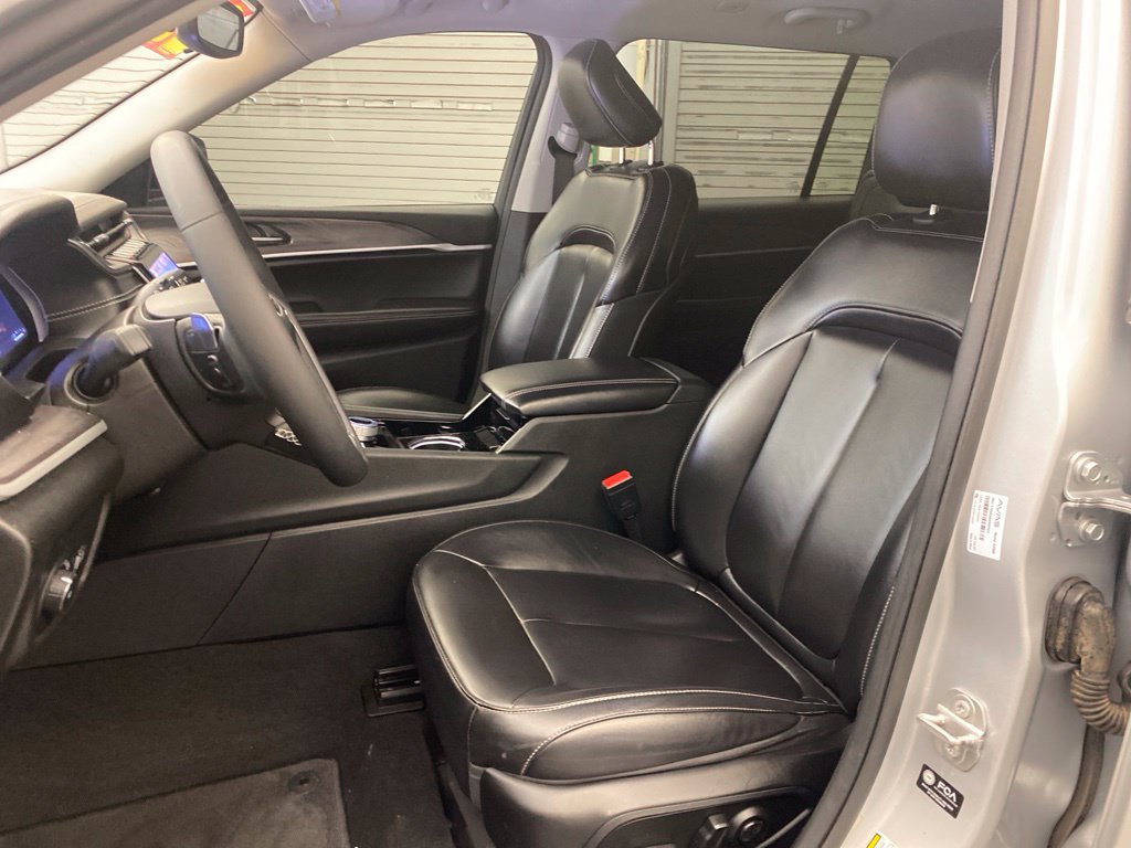 Used 2023 Jeep Grand Cherokee L Limited AWD/4WD image 17