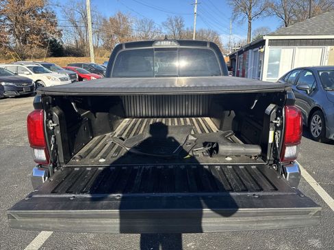 Used 2018 Toyota Tacoma SR5 image 21