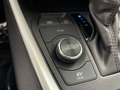 Used 2025 Toyota RAV4 LE image 32