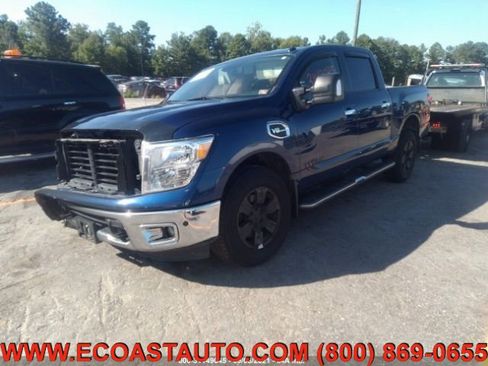 Used 2017 Nissan Titan SV image 3