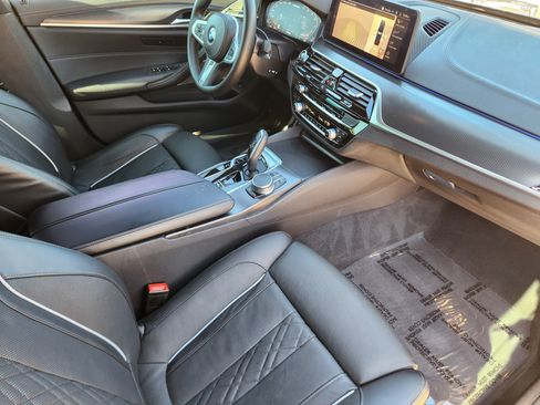 Used 2021 BMW M550i xDrive w/ Premium Package image 18