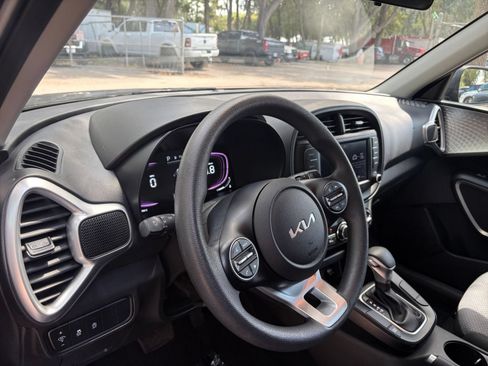Used 2025 Kia Soul LX w/ LX Technology Package FWD image 32