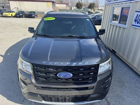 Used 2017 Ford Explorer XLT w/ Equipment Group 202A image 3