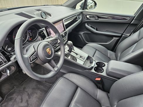 Certified 2025 Porsche Macan image 4