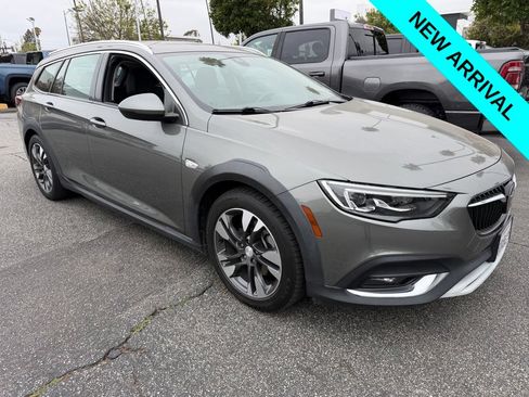 Used 2018 Buick Regal Essence w/ Driver Confidence Package #1 AWD/4WD image 2