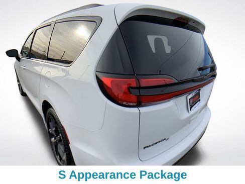 New 2026 Chrysler Pacifica Select image 4