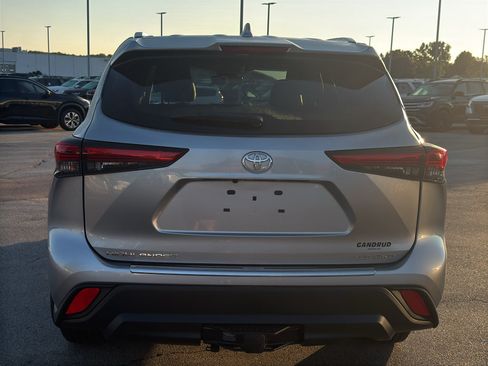 Used 2022 Toyota Highlander XLE AWD/4WD image 7
