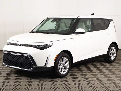 Certified 2023 Kia Soul LX w/ LX Technology Package FWD image 7