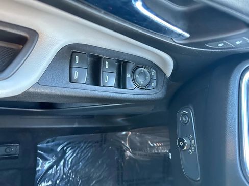 Used 2020 Chevrolet Equinox LS w/ LPO, Roadside Safety Package image 38