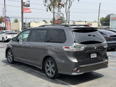 Used 2018 Toyota Sienna SE FWD image 7