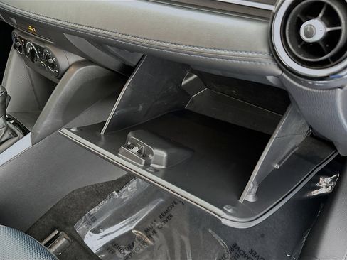 Used 2020 Toyota Yaris LE image 31