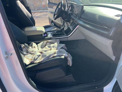 Used 2023 Kia Carnival LX image 19