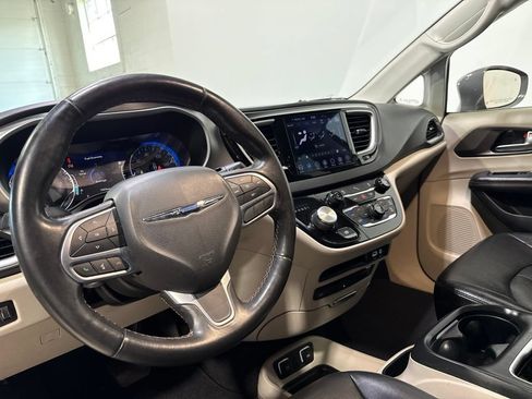 Used 2020 Chrysler Pacifica Touring-L Plus FWD image 10