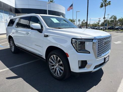 Used 2022 GMC Yukon XL Denali w/ Advanced Technology Package AWD/4WD image 4