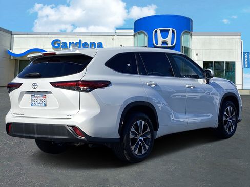 Used 2023 Toyota Highlander XLE image 6