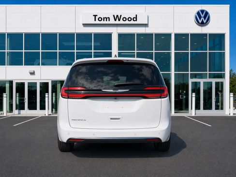 Used 2024 Chrysler Pacifica Touring-L FWD image 4