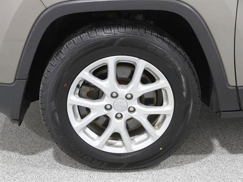 Used 2017 Jeep Cherokee Latitude w/ Comfort/Convenience Group image 22