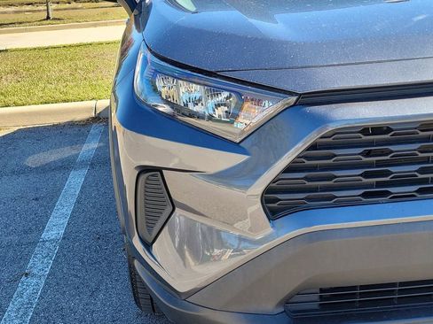 Used 2021 Toyota RAV4 LE image 4