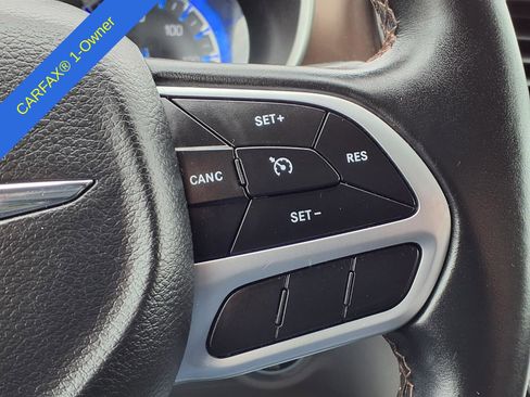 Used 2018 Chrysler Pacifica Touring-L FWD image 26