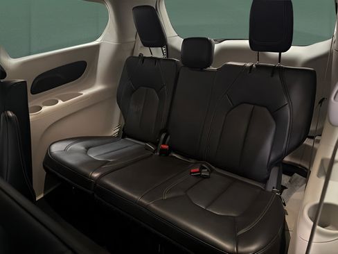 Used 2024 Chrysler Pacifica Limited FWD image 15