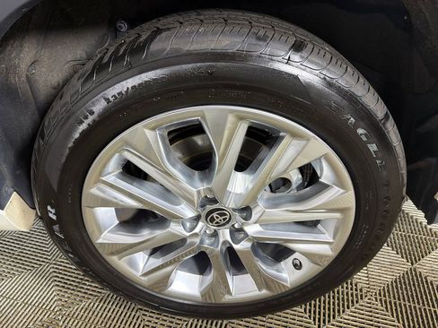 Used 2021 Toyota Highlander Limited FWD image 22