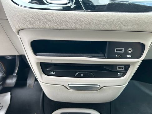 Used 2017 Chrysler Pacifica Platinum FWD image 28