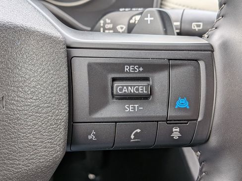 Used 2025 Nissan Rogue SV image 29