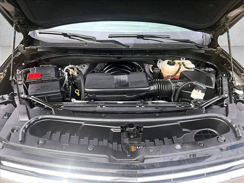 Used 2025 Chevrolet Suburban Premier RWD image 11