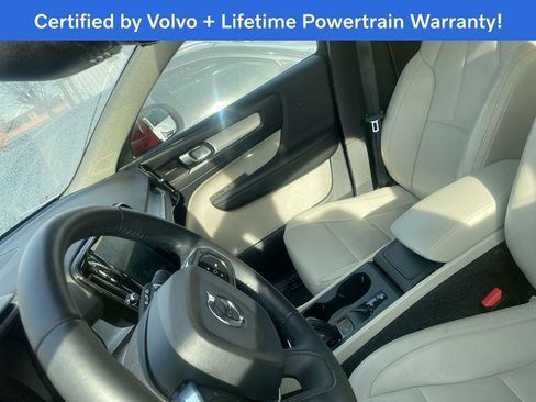 Used 2019 Volvo XC40 T5 Momentum image 4