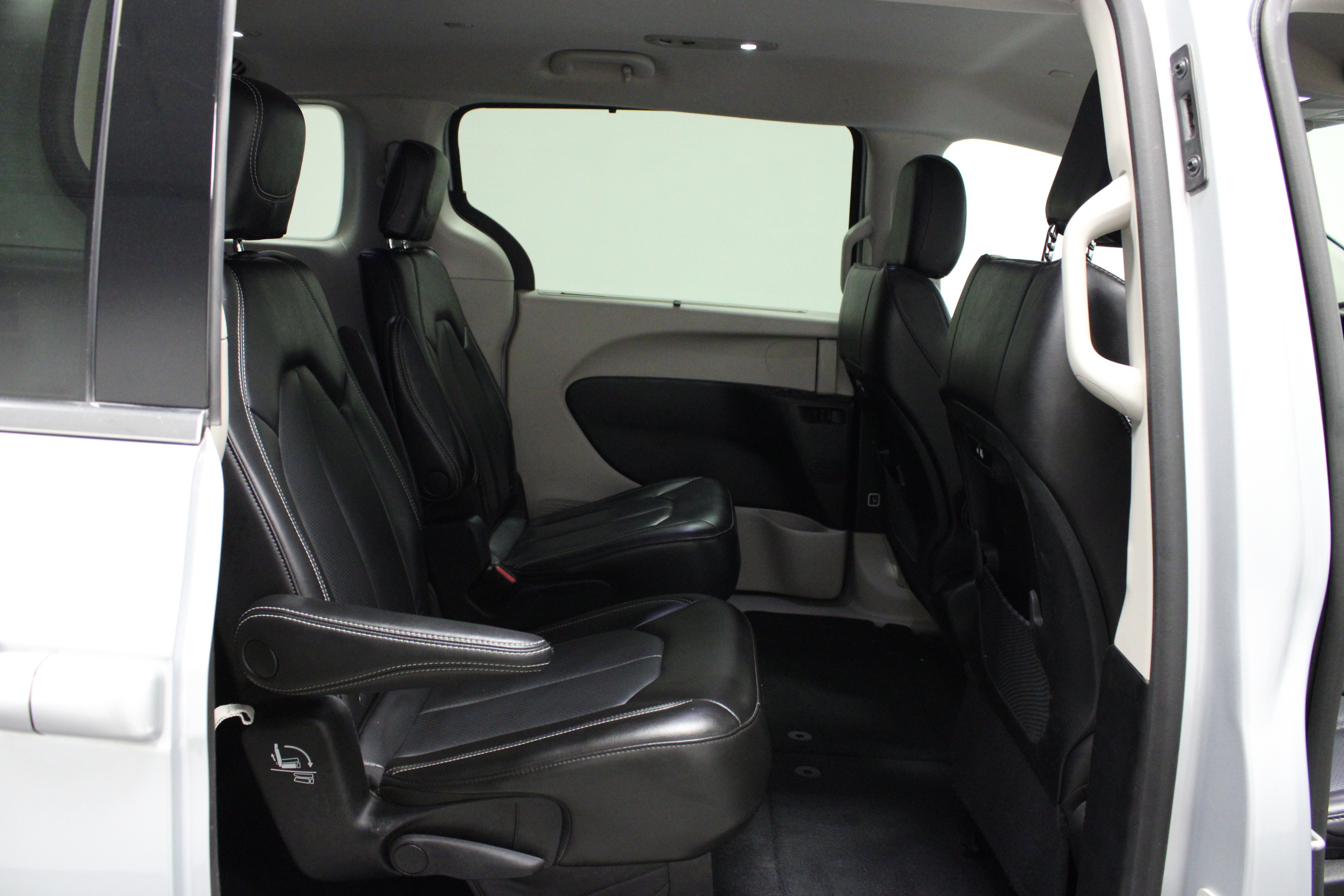 Used 2023 Chrysler Pacifica Touring-L FWD image 16