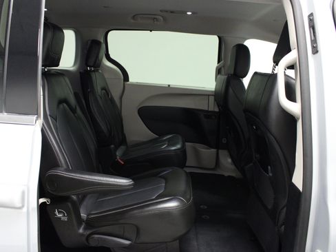 Used 2023 Chrysler Pacifica Touring-L FWD image 16