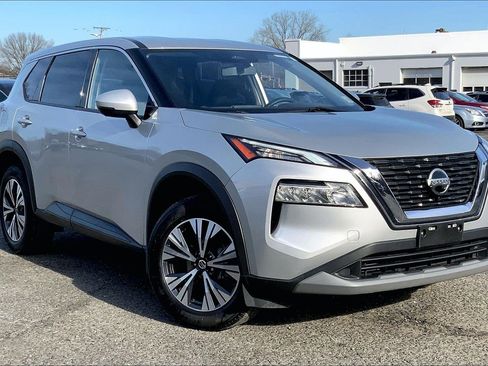 Used 2021 Nissan Rogue SV image 2