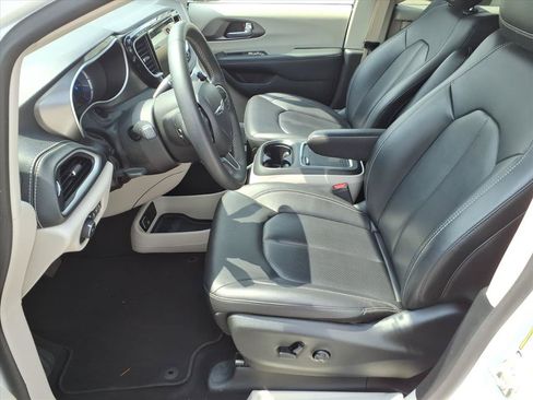 Used 2024 Chrysler Pacifica Limited FWD image 12