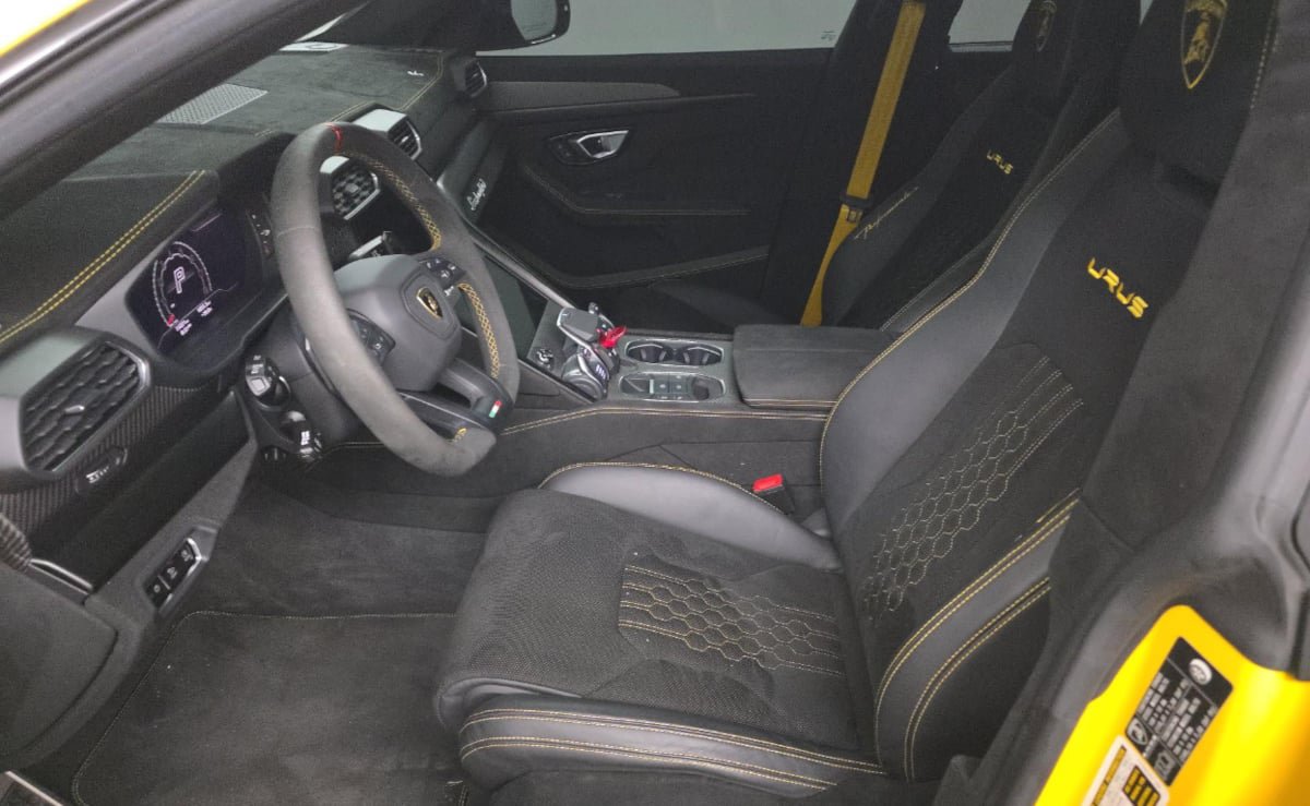 Used 2024 Lamborghini Urus Performante AWD/4WD image 2