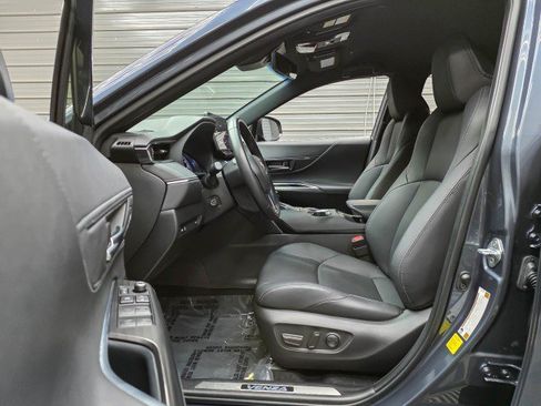 Used 2023 Toyota Venza XLE AWD/4WD image 14