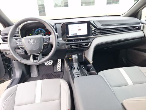 Used 2025 Toyota Camry SE image 19