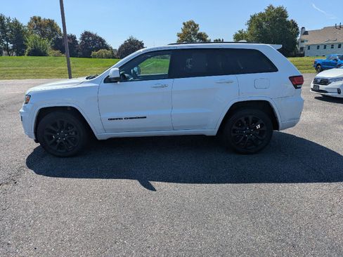 Used 2019 Jeep Grand Cherokee Altitude AWD/4WD image 4