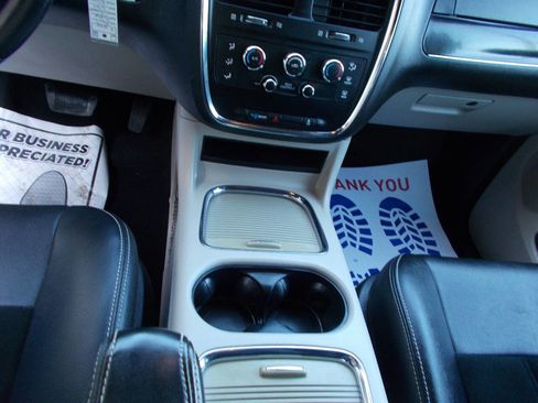 Used 2017 Dodge Grand Caravan SXT image 13