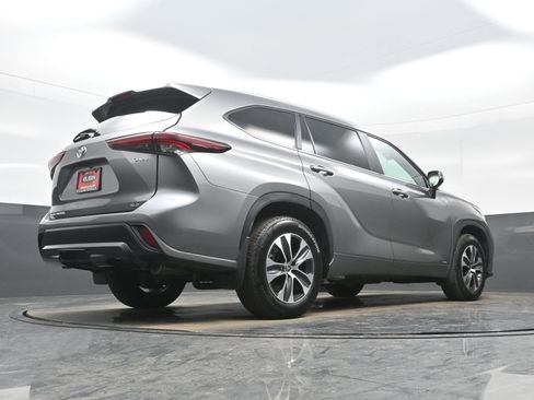 Used 2025 Toyota Highlander XLE image 34