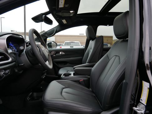 New 2026 Chrysler Pacifica Select image 6