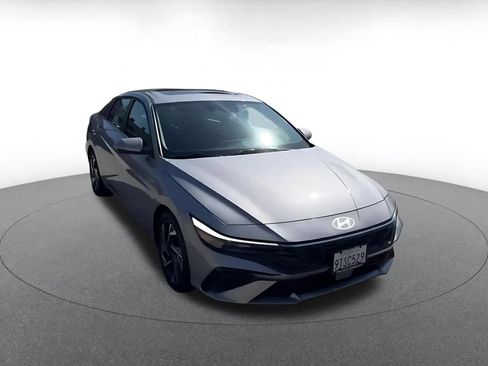 Used 2025 Hyundai Elantra Limited FWD image 3