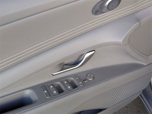 Used 2025 Hyundai Elantra SEL image 9