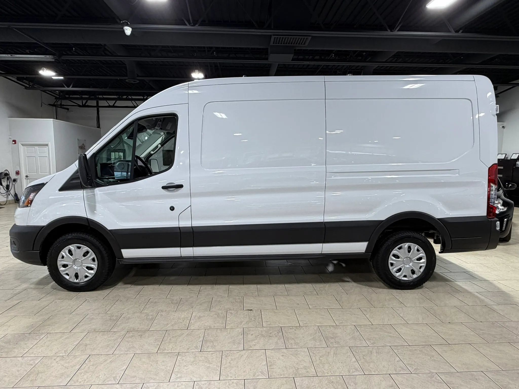Used 2023 Ford E-Transit Medium Roof RWD image 18