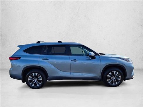 Used 2023 Toyota Highlander XLE FWD image 4