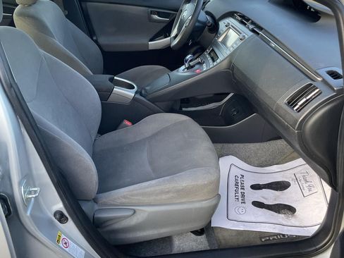 Used 2014 Toyota Prius Two w/ Preferred Accessory Package FWD image 11